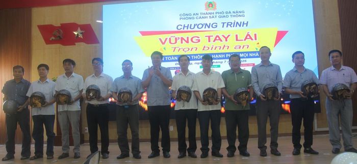 Chủ tịch UBND phường Hải Vân Nguyễn Thúc Dũng trao tặng Mũ bảo hiểm cho người dân.