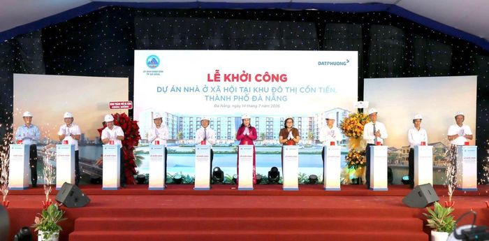 Các đại biểu với nghi thức khởi công dự án.