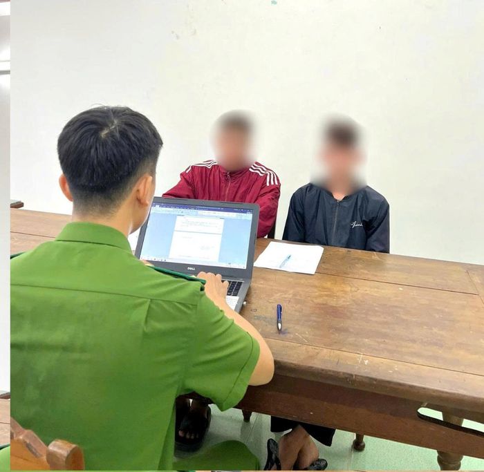 Công an xã Trà My làm việc với các đối tượng liên quan.
