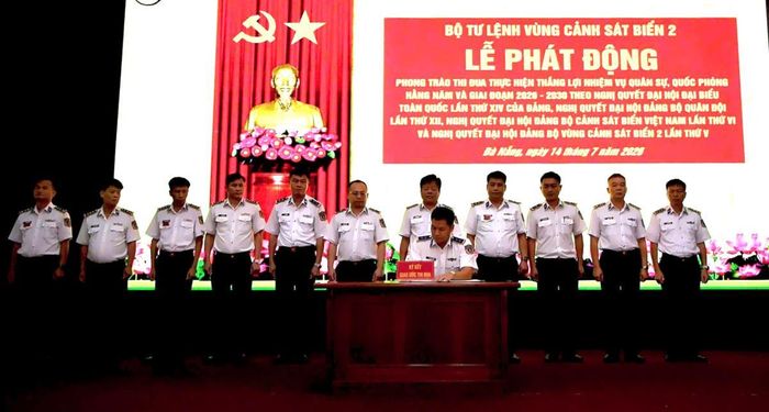 Đại diện cơ quan, đơn vị ký kết giao ước thi đua.