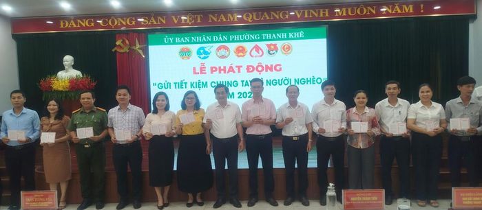 Cán bộ, công chức, viên chức, lực lượng vũ trang tham gia gửu tiết kiệm vì người nghèo.