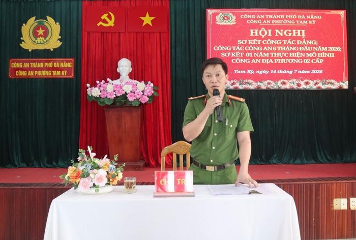 Trung tá Bùi Xuân Hùng - Trưởng Công an phường Tam Kỳ chủ trì hội nghị.