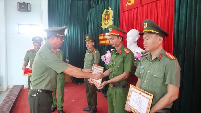 Thừa ủy quyền của Giám đốc, Đại tá Phạm Trường Sơn, Trưởng Phòng Tham mưu Công an thành phố trao Giấy khen cho 3 cá nhân.
