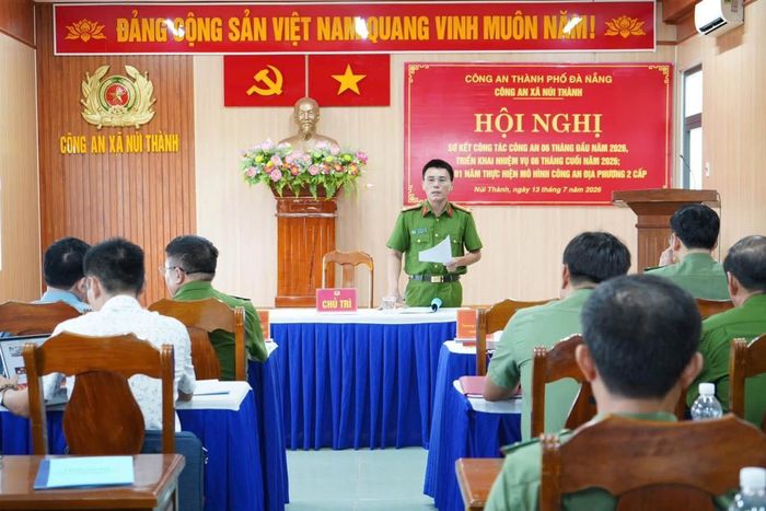 Thượng tá Võ Hồng Nam - Trưởng Công an xã Núi Thành chủ trì hội nghị.