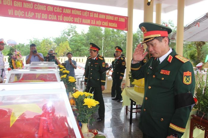 Chủ tịch UBND TP Đà Nẵng Nguyễn Mạnh Hùng, Trung tướng Lê Ngọc Hải – Tư lệnh Quân khu 5 dâng hương tưởng nhớ các anh hùng liệt sĩ.