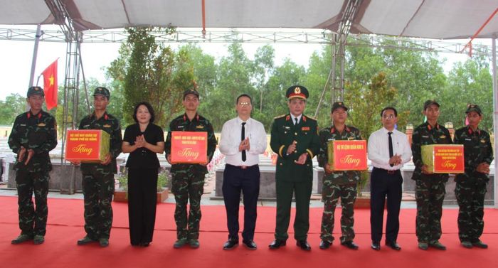 Lãnh đạo TP Đà Nẵng tặng quà động viên các lực lượng tham gia tìm kiếm quy tâp hài cốt liệt sĩ tại Hang Đá Sập.