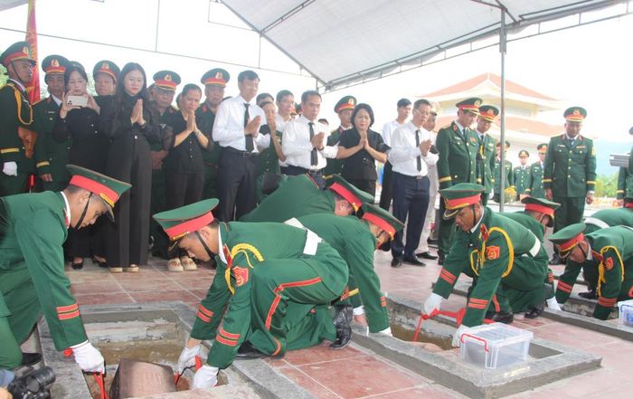 Các đại biểu thực hiện nghi lễ an táng hài cốt anh hùng liệt sĩ.