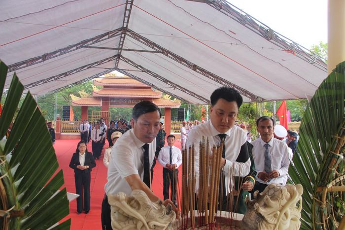 Các đại biểu dâng hương tưởng nhớ các anh hùng liệt sĩ.