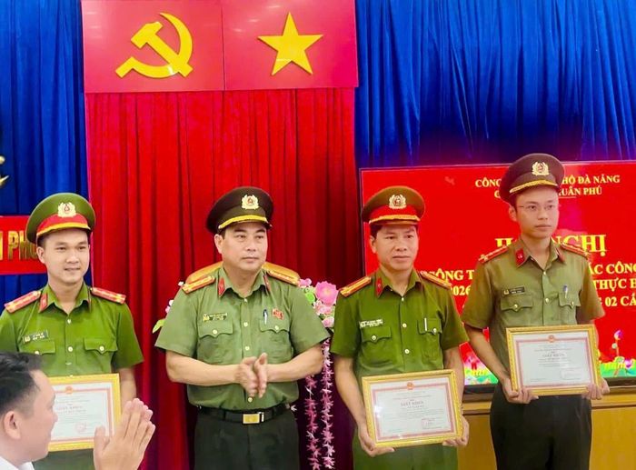 Đại tá Nguyễn Xuân Hoàng - Phó Giám đốc Công an thành phố Đà Nẵng trao Giấy khen của Giám đốc Công an thành phố.