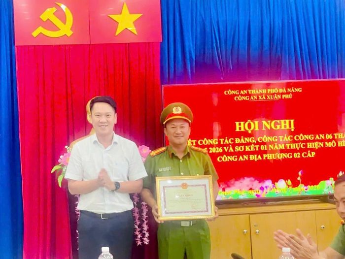 Ông Đinh Văn Bảo - Bí thư Đảng ủy xã Xuân Phú trao giấy khen.