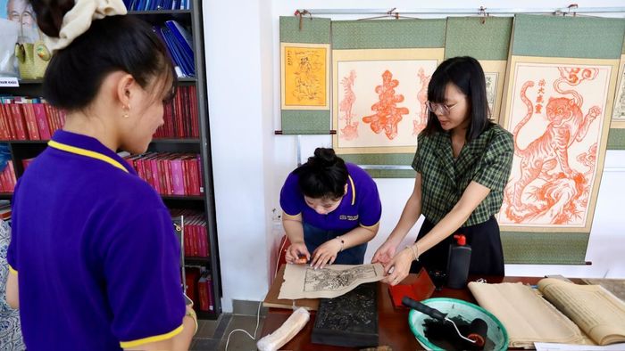 Trải nghiệm kỹ thuật in mộc bản.