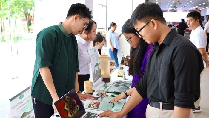 Các bạn đang giới thiệu Ngự Thuyền Hueritage cho người quan tâm.