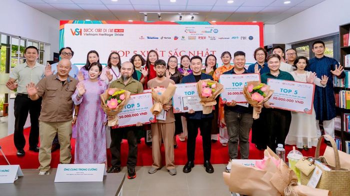 5 dự án xuất sắc nhất mỗi dự án nhận gói hỗ trợ phát triển năng lực trị giá 50 triệu đồng.