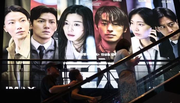 Người dân đi ngang qua tấm áp phích quảng cáo phim "Colony" tại một rạp chiếu phim ở Seoul, ngày 26/5. (nguồn: YONHAP).