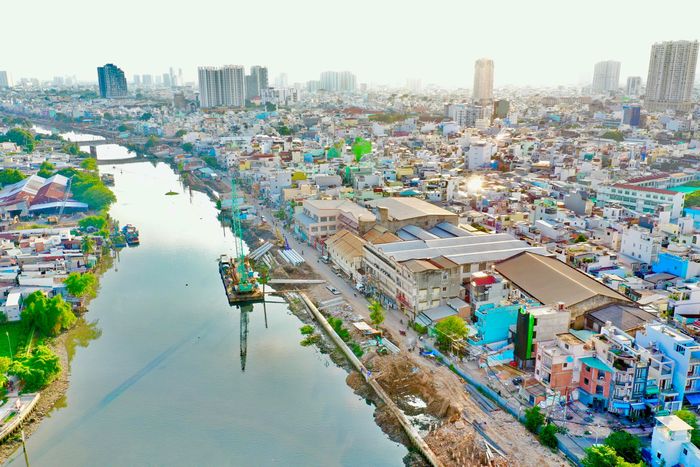 Thi công cải tạo bờ Bắc kênh Đôi, đoạn qua đường Nguyễn Duy, phường Phú Định, TPHCM (ảnh chụp chiều 22-6-2026). ẢNH: HOÀNG HÙNG