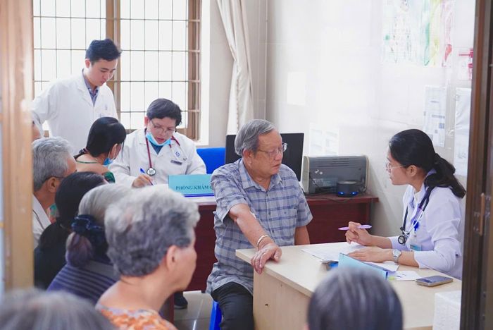  Người dân phường Phú Mỹ thăm khám sức khỏe với các bác sĩ bệnh viện tuyến trên 