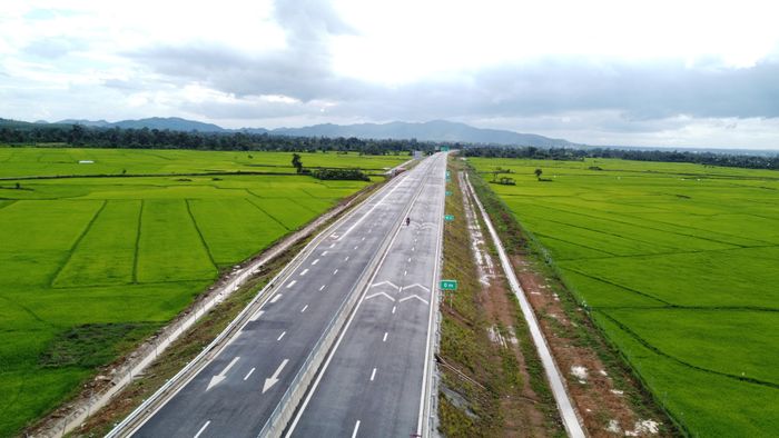 Cao tốc xuyên qua cánh đồng lúa xanh mướt