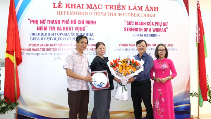 Phường Bình Thạnh tặng bó hoa hướng dương làm từ kẽm nhung đến bà Palina Karpava. Ảnh: THÁI PHƯƠNG
