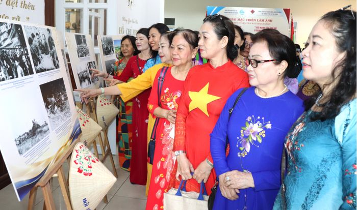 Phụ nữ phường Bình Thạnh tham quan triển lãm. Ảnh: THÁI PHƯƠNG