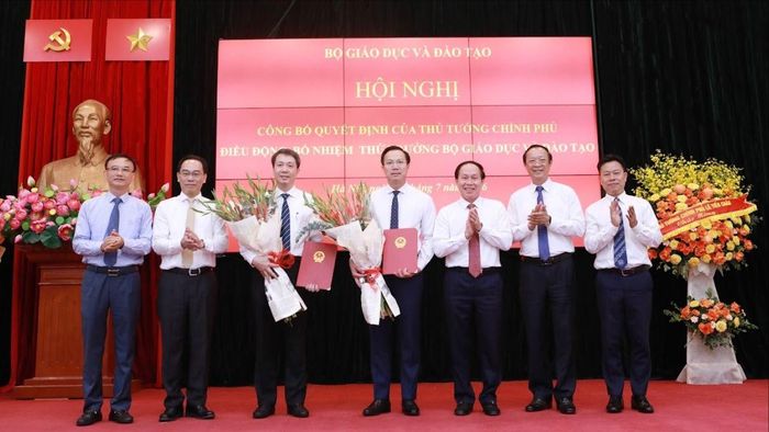  Phó Thủ tướng Lê Tiến Châu và lãnh đạo Bộ GD-ĐT chúc mừng 2 tân Thứ trưởng Bộ GD-ĐT. Ảnh: ĐÌNH TUỆ 