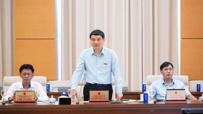 Chủ nhiệm Ủy ban Văn hóa và Xã hội Nguyễn Đắc Vinh phát biểu. Ảnh: CẨM HÀ