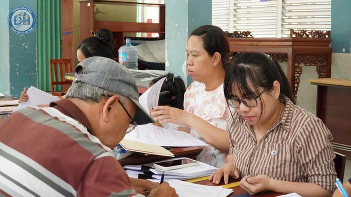 Người dân làm thủ tục nhận bồi thường tại phường Đông Hòa. Ảnh: MINH HUYỀN