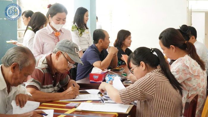 Nhiều hộ dân đến làm thủ tục nhận tiền bồi thường. Ảnh: ANH TOÀN