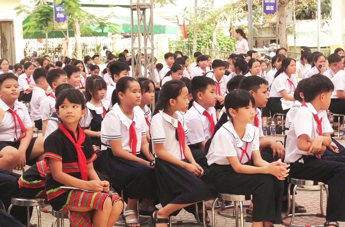 Quy định mới khuyến khích phụ huynh hạn chế trang bị điện thoại thông minh riêng cho học sinh tiểu học khi không thật sự cần thiết. Ảnh: XUÂN QUỲNH