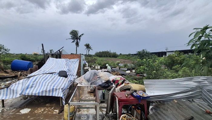Nhà của người dân trên địa bàn xã Khánh Bình (tỉnh Cà Mau) bị sập do dông lốc