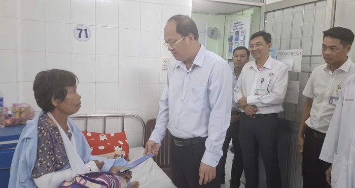 Bí Thư Tỉnh ủy Cà Mau Nguyễn Hồ Hải tặng quà, hỗ trợ bà Nguyễn Thị Bình bị thương do dông lốc