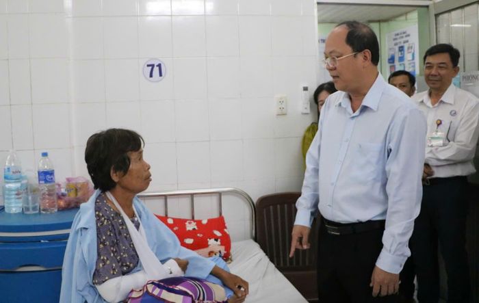 Bí thư Tỉnh ủy Cà Mau Nguyễn Hồ Hải thăm hỏi bà Nguyễn Thị Bình bị thương do dông lốc