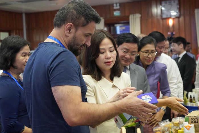  Các nhà mua hàng quốc tế đang tìm kiếm nguồn cung hàng hóa phù hợp tại Việt Nam. Ảnh MINH XUÂN 