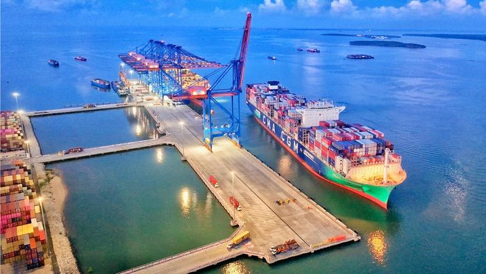 Hoạt động xếp dỡ container tại cảng Cái Mép - Thị Vải. Ảnh: THÀNH HUY