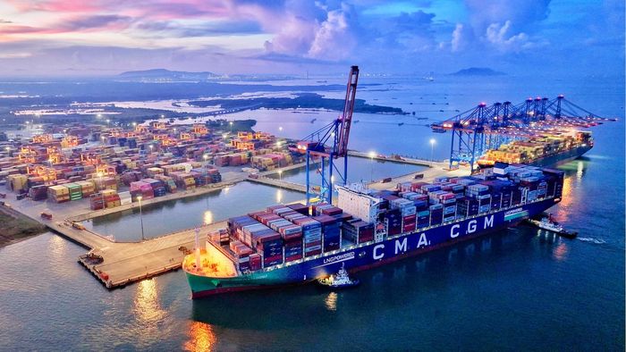 Hoạt động xếp dỡ container tại cảng Cái Mép - Thị Vải. Ảnh: THÀNH HUY