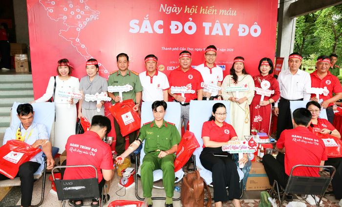 Ngày hội hiến máu “Sắc đỏ Tây Đô” thu hút đông đảo người dân, chiến sĩ tham gia