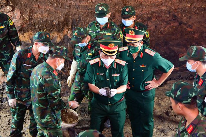 Thiếu tướng Trần Chí Tâm kiểm tra thực địa tại khu vực tìm kiếm