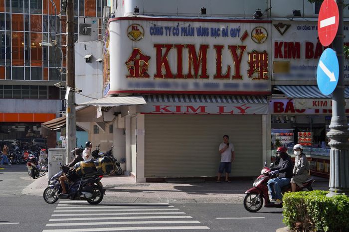 Cửa hàng Kim Lý trên đường An Dương Vương (phường An Đông) đóng cửa, chiều 14-7