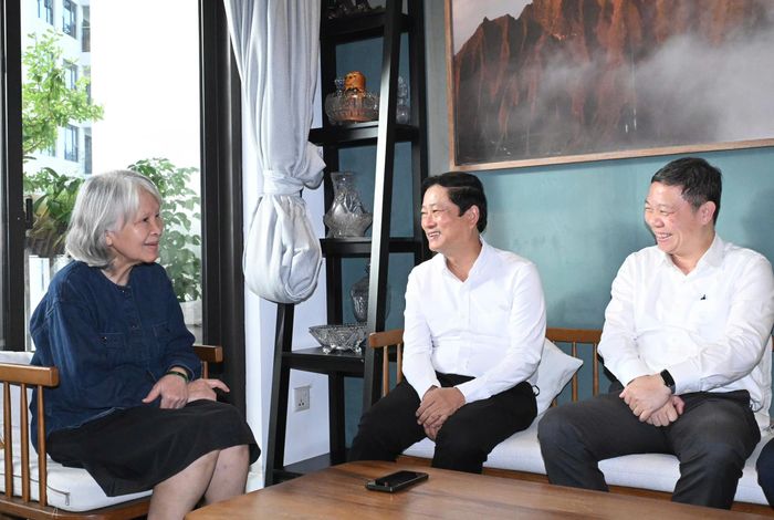  Đồng chí Võ Văn Minh và đồng chí Dương Anh Đức thăm hỏi, trò chuyện với thân nhân gia đình đồng chí Trần Bạch Đằng. Ảnh: VIỆT DŨNG 