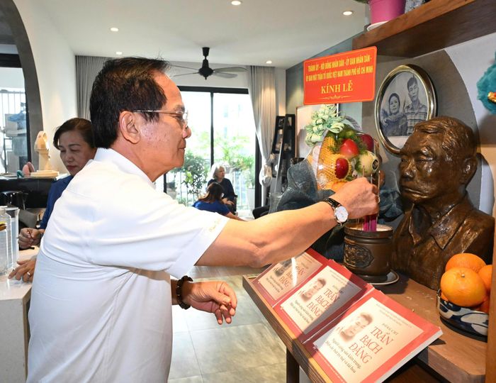  Đồng chí Trần Văn Khuyên thắp hương tưởng nhớ đồng chí Trần Bạch Đằng. Ảnh: VIỆT DŨNG 