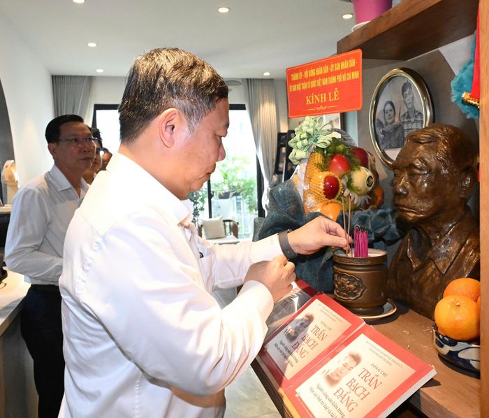  Đồng chí Dương Anh Đức thắp hương tưởng nhớ đồng chí Trần Bạch Đằng. Ảnh: VIỆT DŨNG 