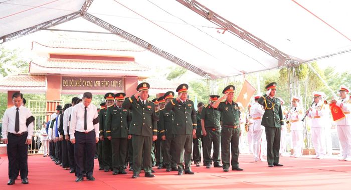  Đại biểu dành phút mặc niệm tưởng nhớ anh hùng liệt sĩ 