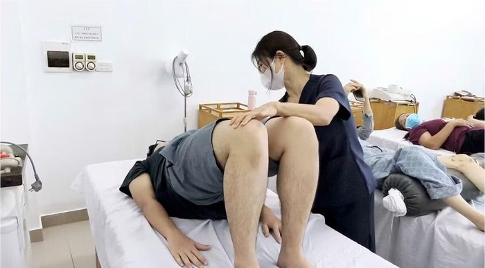  Bác sĩ hướng dẫn tập luyện cho bệnh nhân - Ảnh BVCC 