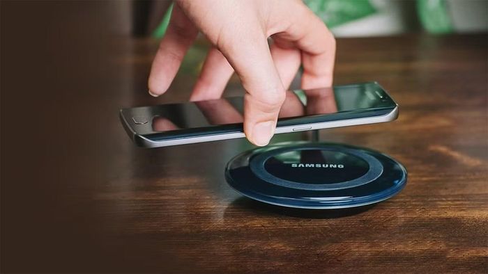 Đối với những ai thường xuyên sử dụng sạc không dây, cần lưu ý rằng hình thức này thường sinh nhiều nhiệt hơn sạc có dây do hiệu suất truyền năng lượng thấp hơn, vì vậy nếu ưu tiên tốc độ và muốn hạn chế nhiệt độ ảnh hưởng đến pin, sạc nhanh có dây vẫn là lựa chọn phù hợp hơn trong phần lớn trường hợp sử dụng hằng ngày.