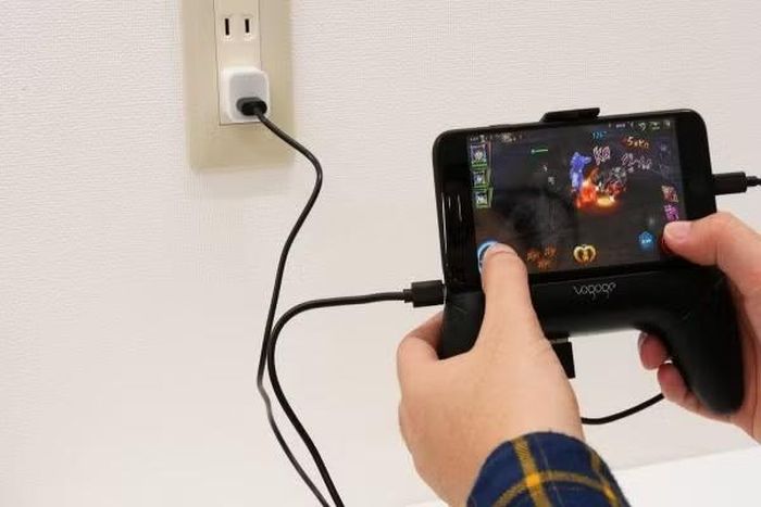 Một lưu ý quan trọng khác là hạn chế chơi game, xem video độ phân giải cao hoặc chạy các ứng dụng nặng khi đang sạc, bởi lúc này điện thoại vừa tiêu thụ điện năng cho tác vụ đang thực hiện vừa nhận điện để nạp pin, khiến nhiệt lượng tăng lên đáng kể, làm giảm hiệu quả sạc và có thể ảnh hưởng đến độ bền của pin trong thời gian dài.