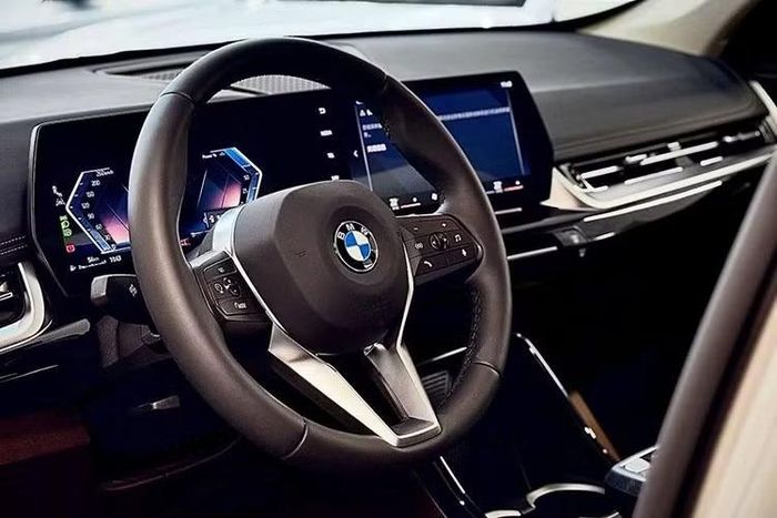 Khoang cabin của BMW X1 mới là nơi thể hiện rõ sự thay đổi so với thế hệ cũ. Điểm nhấn chính là cụm màn hình cong liền khối, gồm bảng đồng hồ kỹ thuật số 10,25 inch và màn hình giải trí trung tâm 10,7 inch. Cách bố trí này mang lại cảm giác tương đồng với nhiều mẫu BMW đời mới.