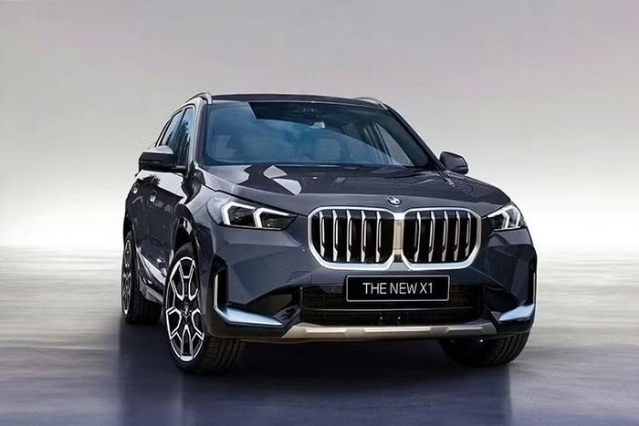 Dựa trên hình ảnh được công bố, BMW X1 sDrive20i được trang bị gói ngoại thất Xline, đi kèm bộ mâm hợp kim 19 inch. Ở thế hệ mới, BMW X1 được làm mới đáng kể về ngoại thất.