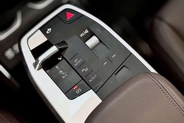 anh sách tiện nghi dự kiến trên xe bao gồm: hệ thống âm thanh Harman Kardon 12 loa, ghế thể thao, điều hòa tự động 2 vùng, sạc điện thoại không dây và khả năng kết nối thông minh thông qua ứng dụng di động.
