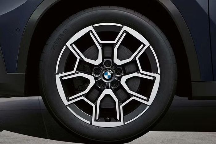 Danh sách công nghệ an toàn trên BMW X1 gồm camera quan sát 360 độ cùng gói hỗ trợ lái ADAS cơ bản. Hệ thống này tích hợp các tính năng như cảnh báo va chạm phía trước, hỗ trợ phanh khẩn cấp và cảnh báo chệch làn đường.