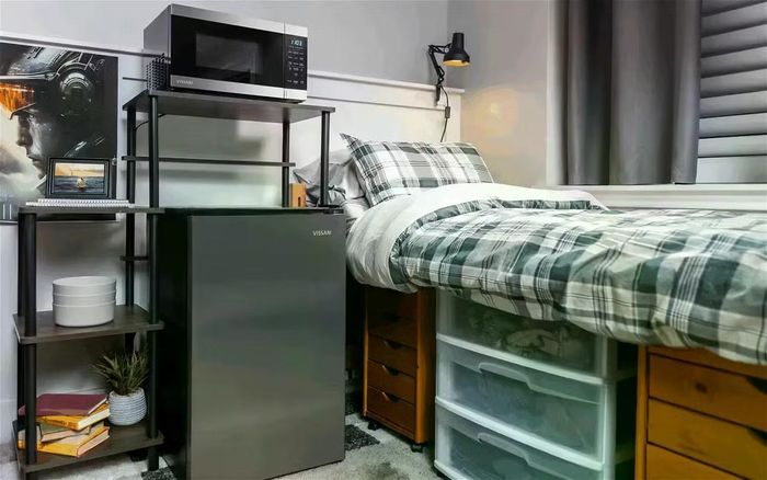 Không khí từ tủ lạnh nhỏ để trong phòng có thể làm ảnh hưởng đến chất lượng giấc ngủ. (Ảnh: Eco Actions from The Home Depot)