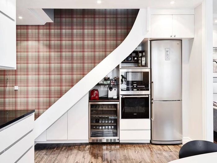 Đặt tủ lạnh ở gầm cầu thang có thể tích tụ nhiều năng lượng xấu. (Ảnh: Houzz)